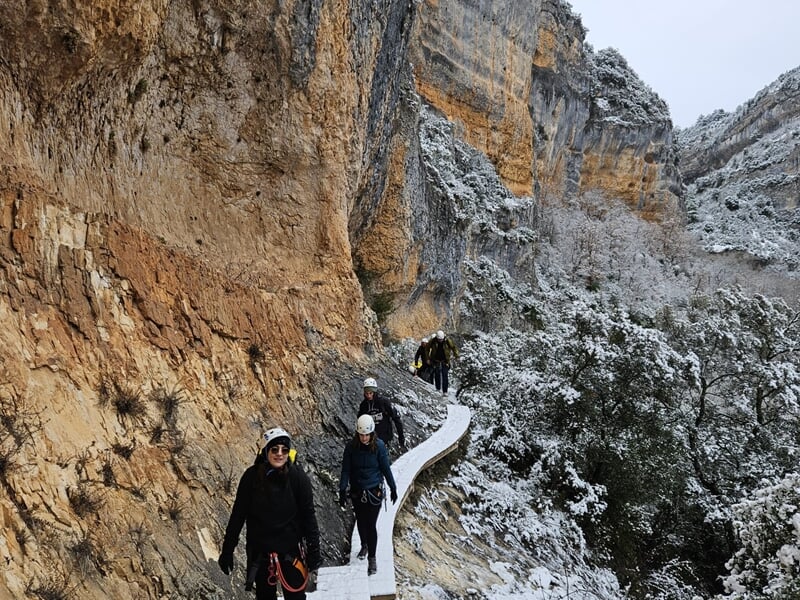 groupe de personne en randonée dans canyon