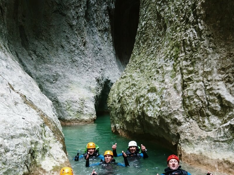 groupe de personne pratiquant le canyoning