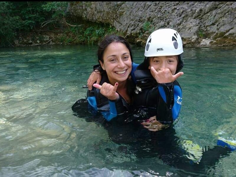 deux personnes en baignade dans un canyon