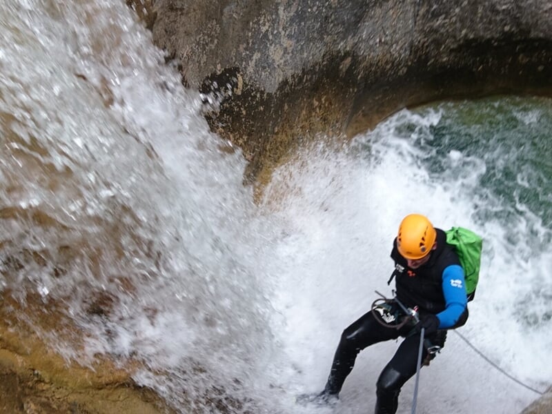 descente en rappel dans une cascade