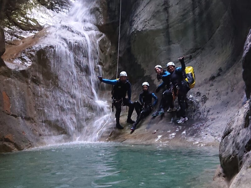 groupe de personnes pratiquant le canyoning