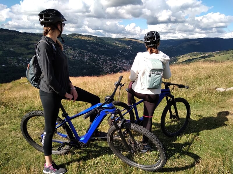 Deux femmes en vtt électrique admirant la vue sur les Vosges 