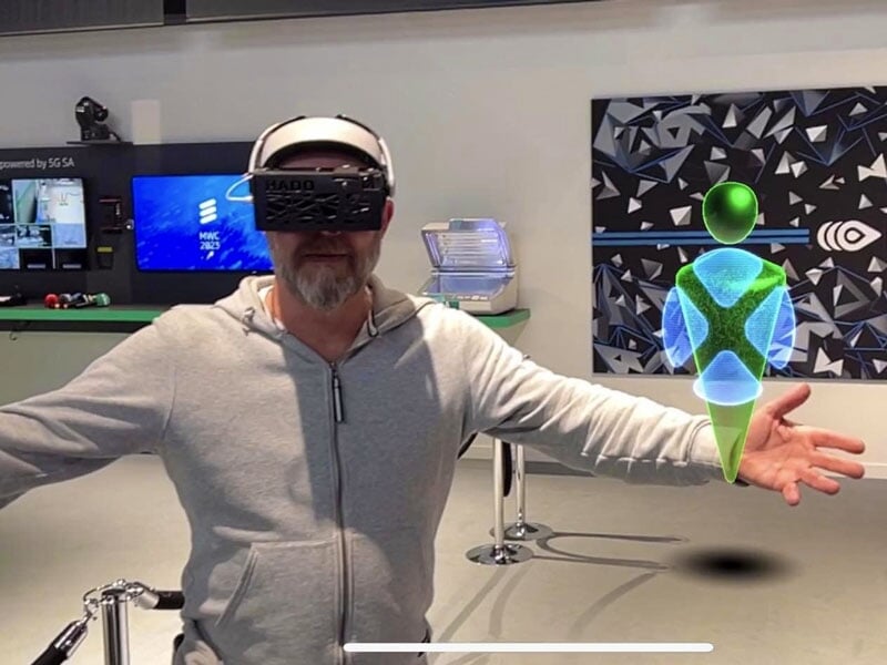 Homme avec casque de réalité virtuelle