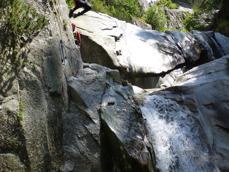 saut durant une sortie canyoning