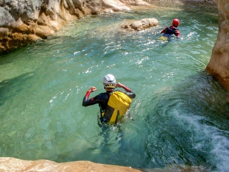 Deux personnes dans une rivière lors d'une activité canyoning