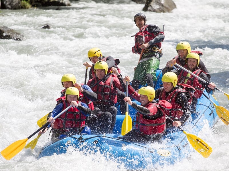 Groupe de personnes sur bateau de rafting