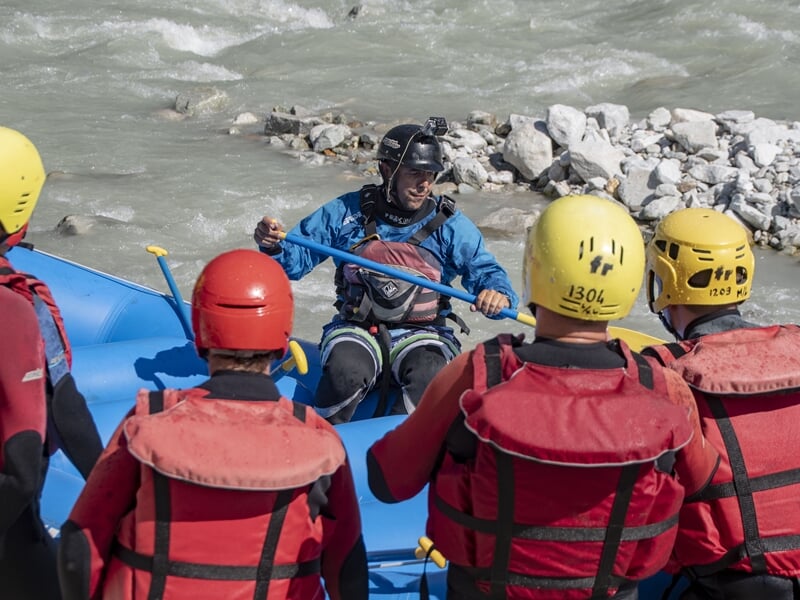 Groupe de personnes en activité rafting