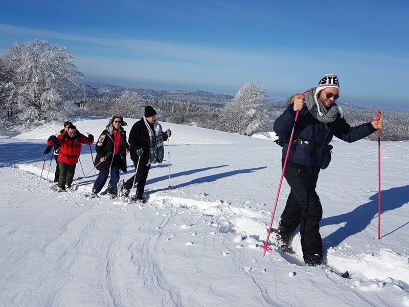 groupe de personne en randonnée en raquettes