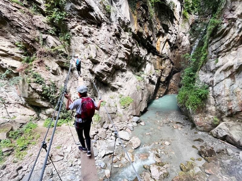 passage sur une poutre à la via ferrata du parc thermal près de chamonix