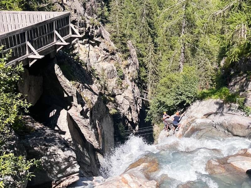 séance de via ferrata au-dessus de la cascade de bérard à vallorcine 