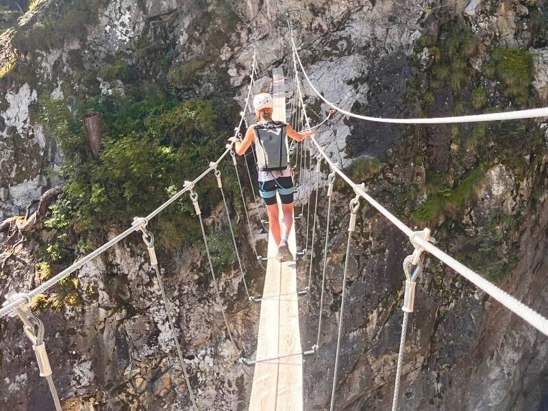 traversée d'un pont suspendu au coeur de la gorge naturelle de bérard à vallorcine