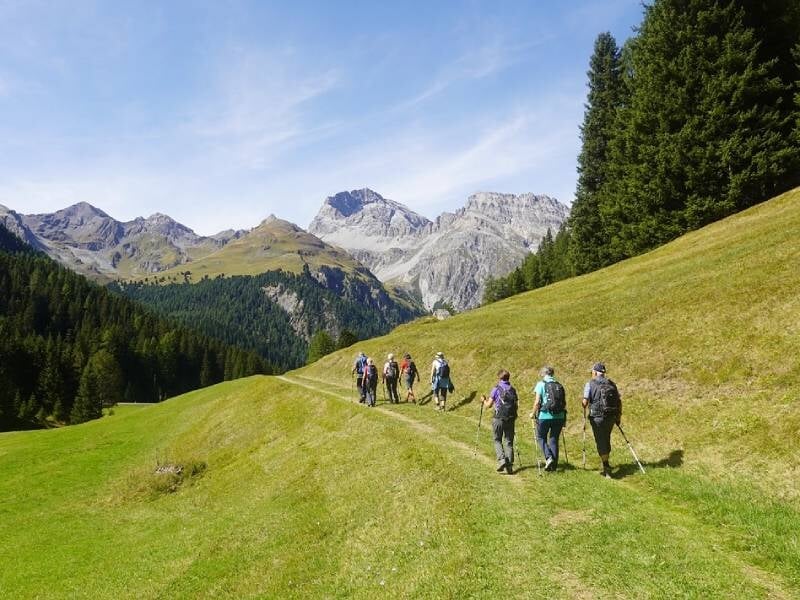 groupe de randonneurs dans la belle vallée de chamonix