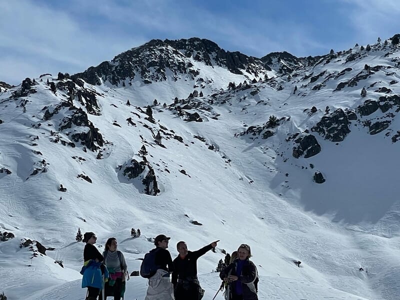 Groupe de personne en initiation recherche d'avalanche