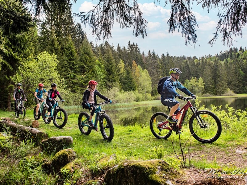 Groupe de personnes en balade en VTT électrique dans les vosges