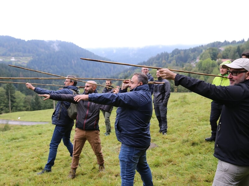 Groupe en plein stage de survie en pleine nature