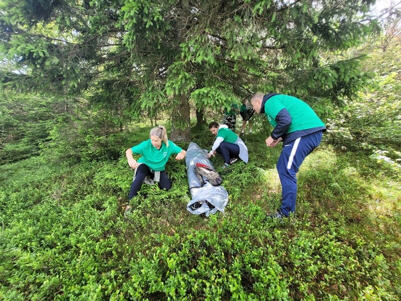 Groupe de 3 personnes faisant un stage de survie en forêt