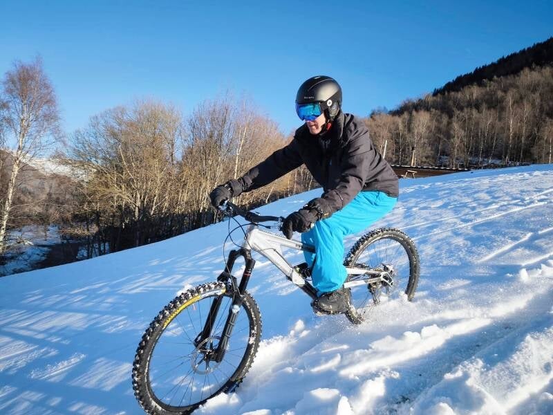 homme qui fait le plein de sensations en vtt de descente aux 2 alpes