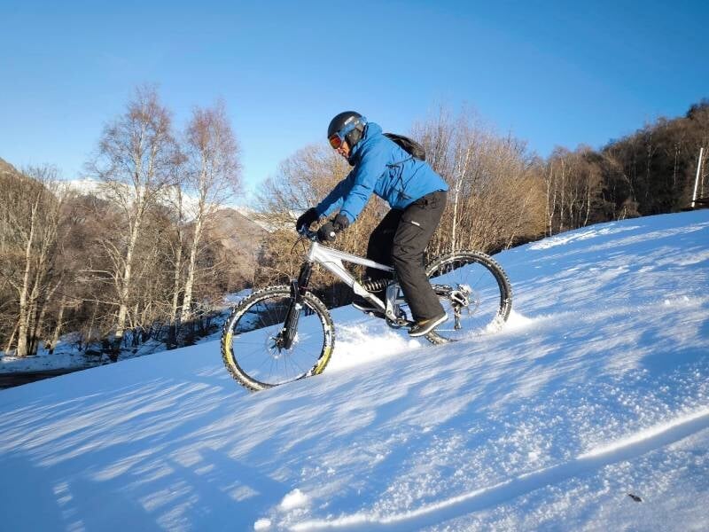 homme en vtt de descente sur neige au domaine des deux alpes