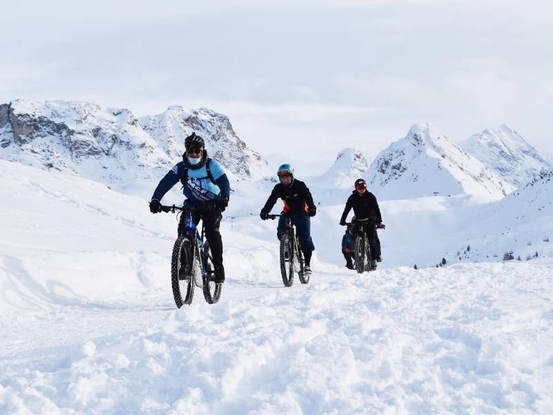 balade en vélo à assistance électrique sur neige à la plagne