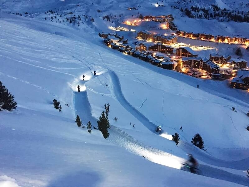 randonnée en vélo électrique sur neige à la tombée de la nuit à la plagne