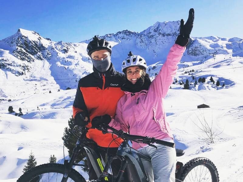 pause photo devant les sommets de la plagne en vélo électrique à neige