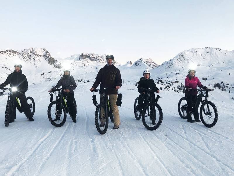 randonnée de groupe en vélo électrique sur neige en savoie