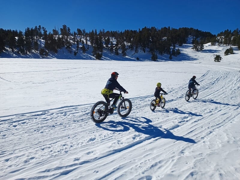 groupe pratiquant le fatbke sur neige