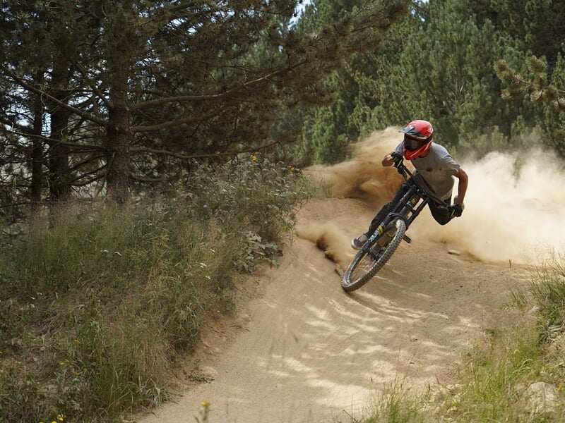 personne pratiquant le vtt de descente en montagne