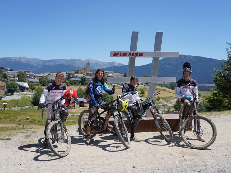 Groupe en balade VTT en montagne