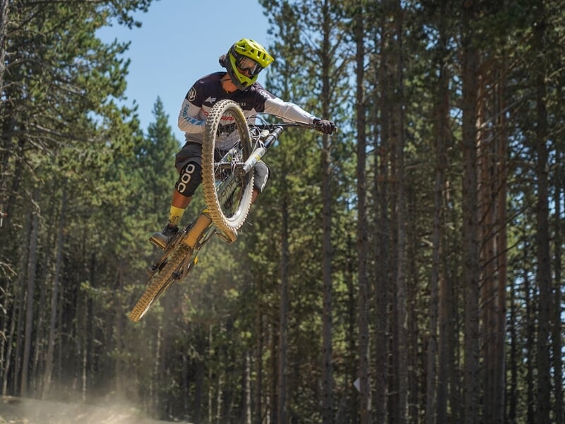 personne faisant un saut en vtt de descente