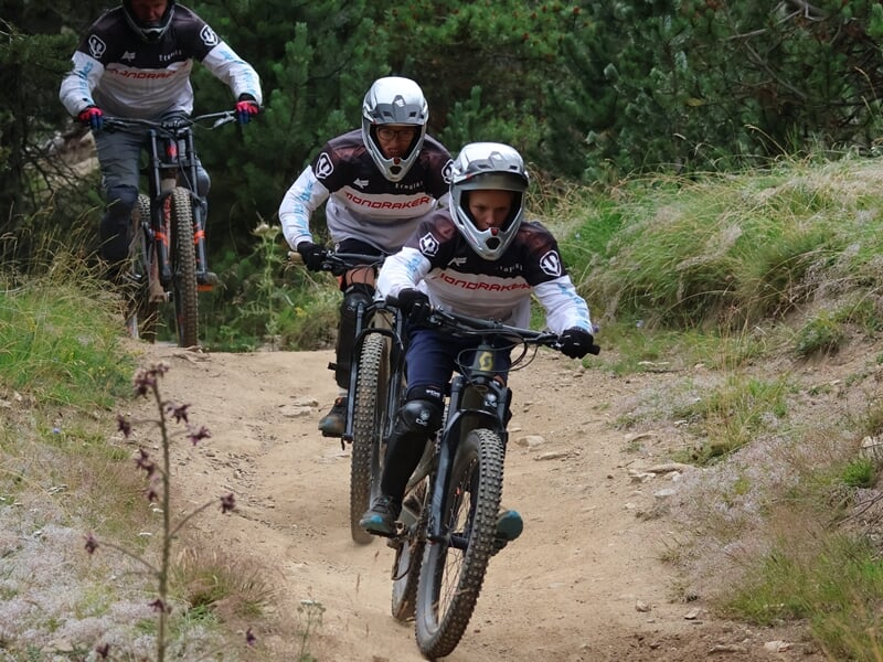 Groupe pratiquant le vtt de descente en montagne