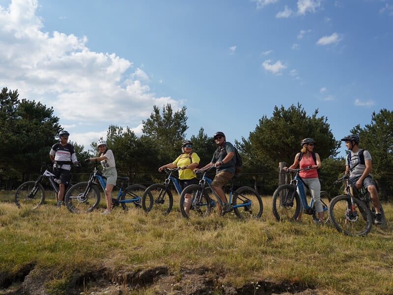 Groupe lors d'une balade en VTT électrique en pleine nature