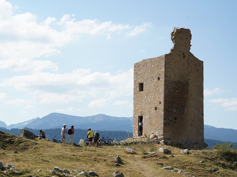 Visite de ruines lors d'une balade en vtt électrique