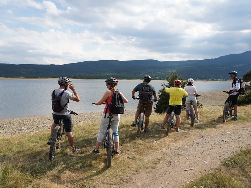 Groupe en balade VTT électrique au bord d'un lac