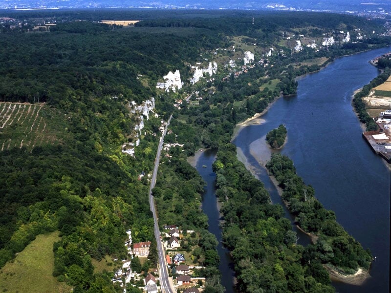 les bords de la seine avec des falaises et des villages typiques
