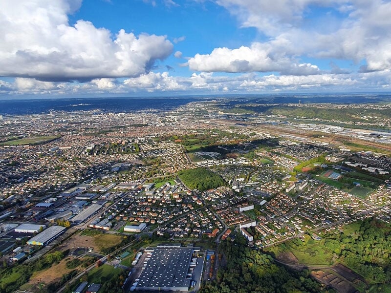 une vue panoramique sur la ville de Rouen avec un ciel nuageux