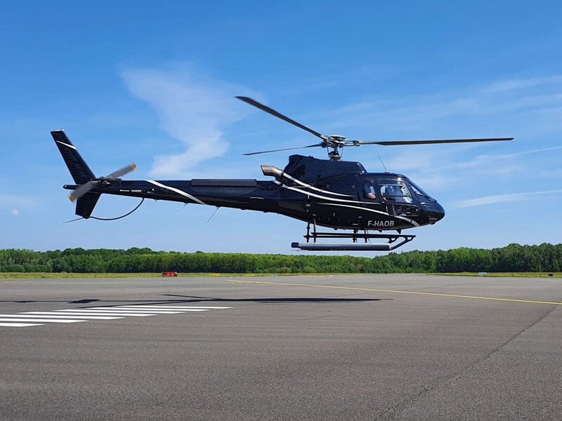 l'hélicoptère H125 en plein décollage depuis un aéroport