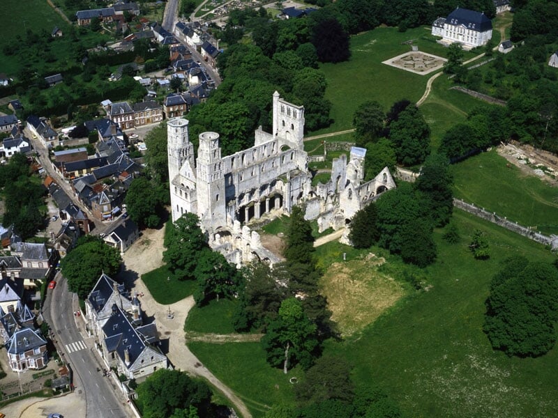 vue aérienne sur l'abbaye de jumièges