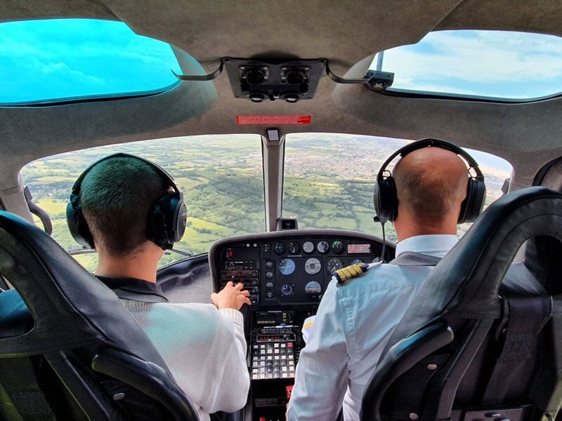 un pilote d'hélicoptère et son passager en plein vol