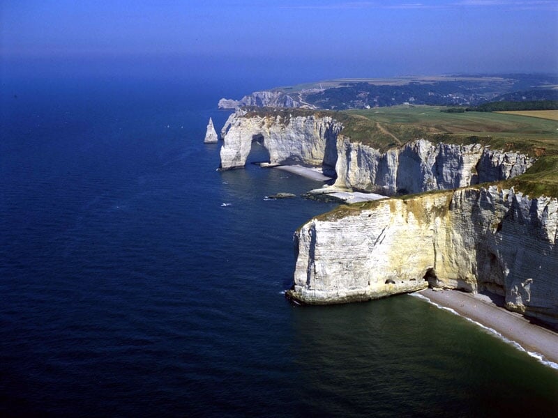 vue aérienne sur les falaises d'etretat et la mer normande