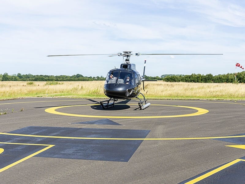 l'hélicoptère H125 positionné sur l'héliport de deauville-normandie