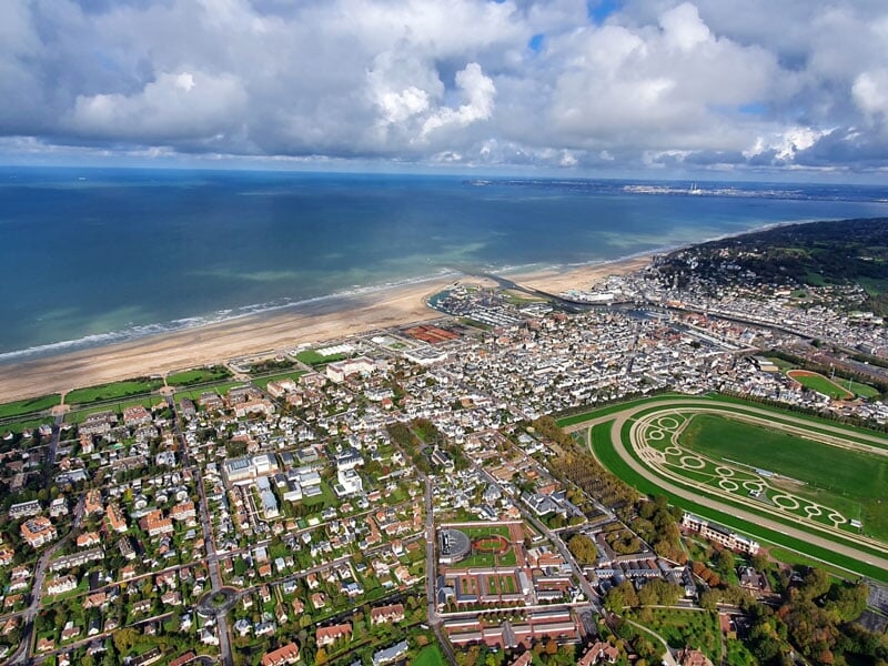 vue panoramique sur deauville et trouville-sur-mer ainsi que les côtes normandes