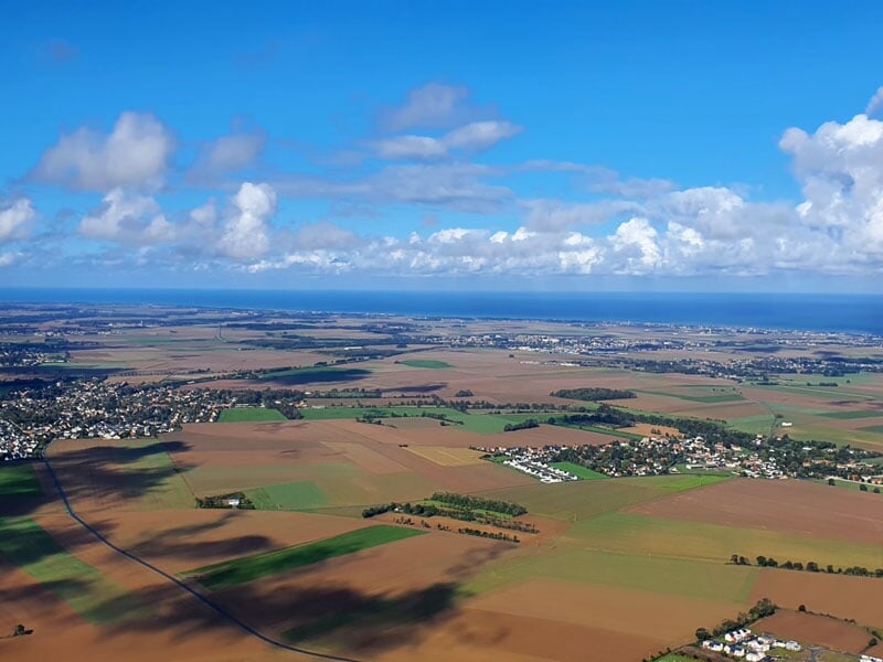vue panoramique sur la côte normande et l'arrière pays avec la mer à l'horizon