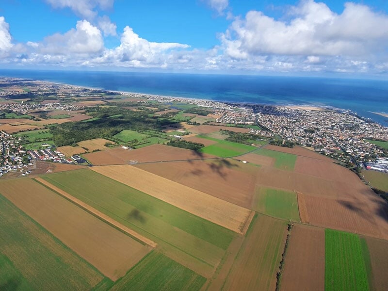 les plaines normandes et la côte maritime en fond