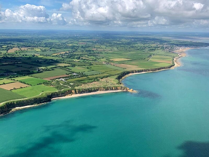 vue éloignée de la point du hoc et de la côte normande