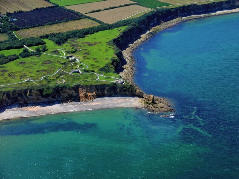 la pointe du hoc et ses paysages verts face à la mer normande