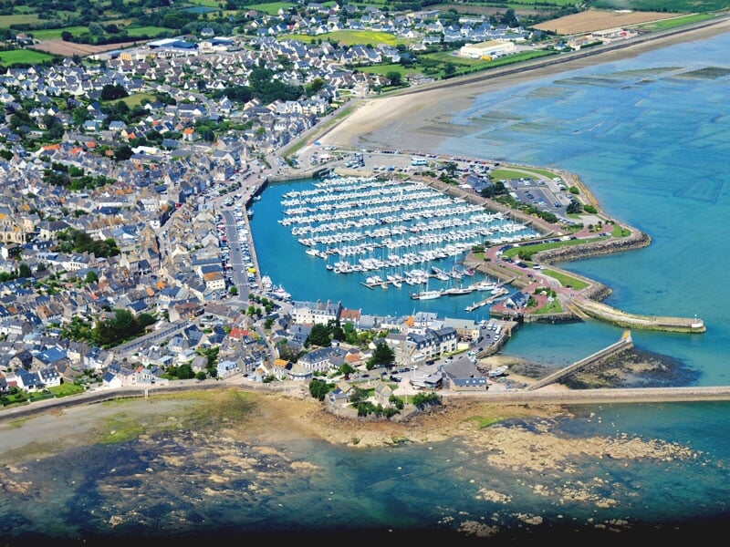 le port de plaisance de saint-vaast-la-hougue vu du ciel