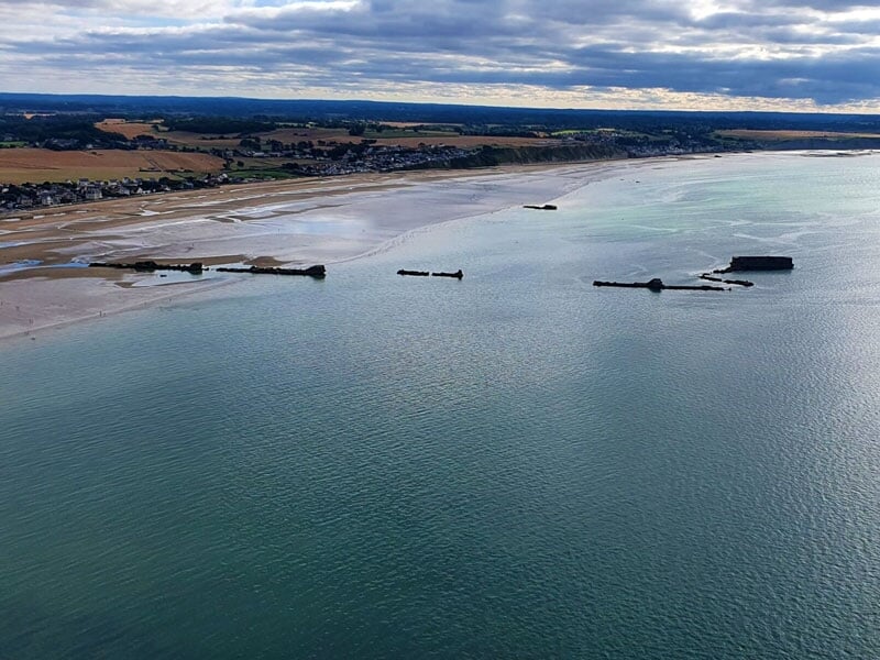 panorama sur la côte normande et les vestiges d'arromanches