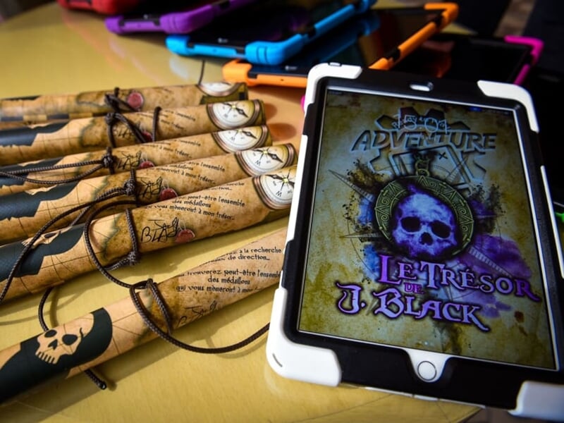 tablette tactile et matériel dédié à la réalisation d'un escape game en pleine nature