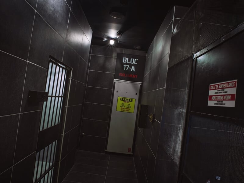 un décor de prison de haute-sécurité